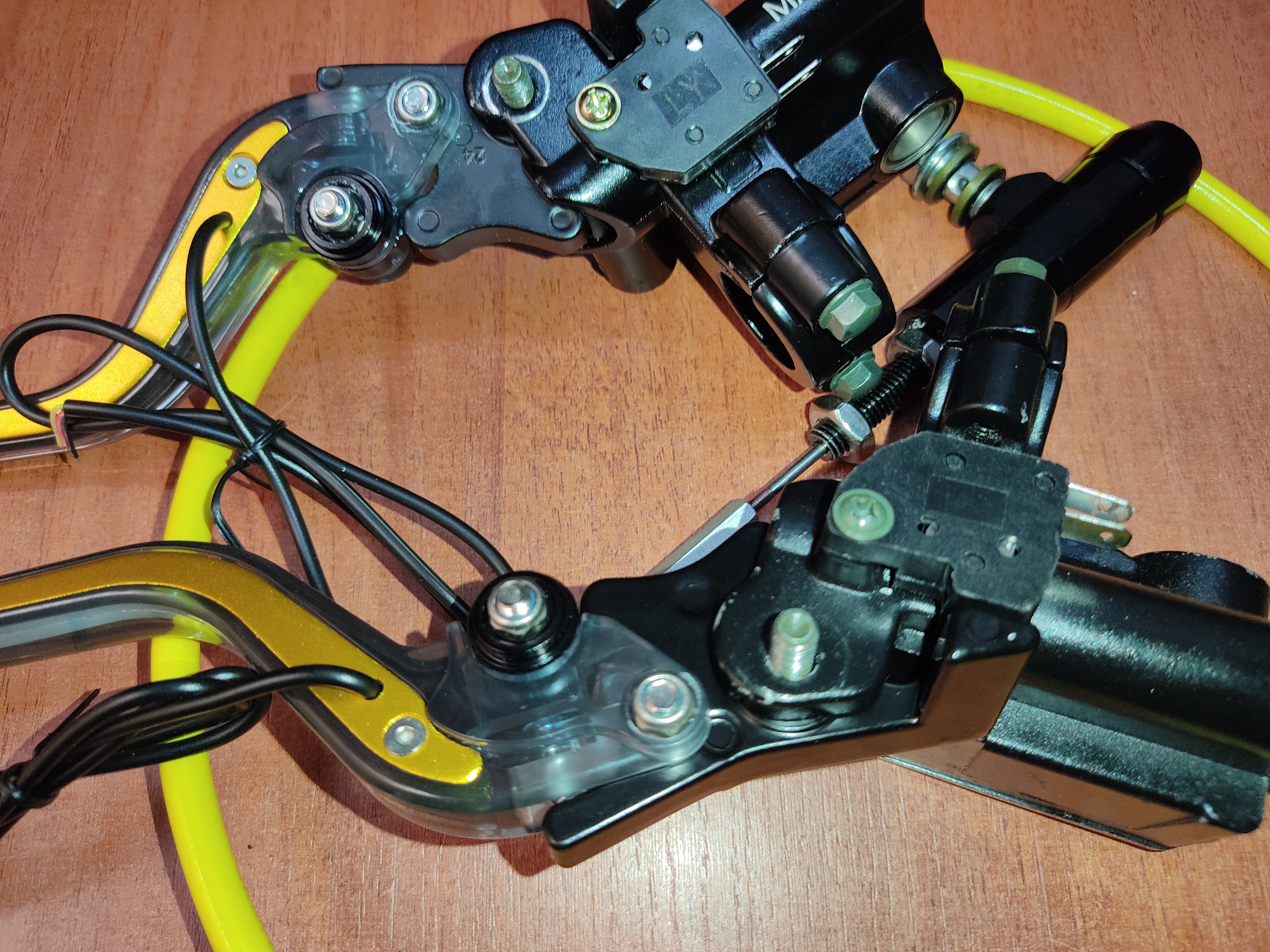 Bomba de freno delantera tipo normal negra con levas con iluminación led