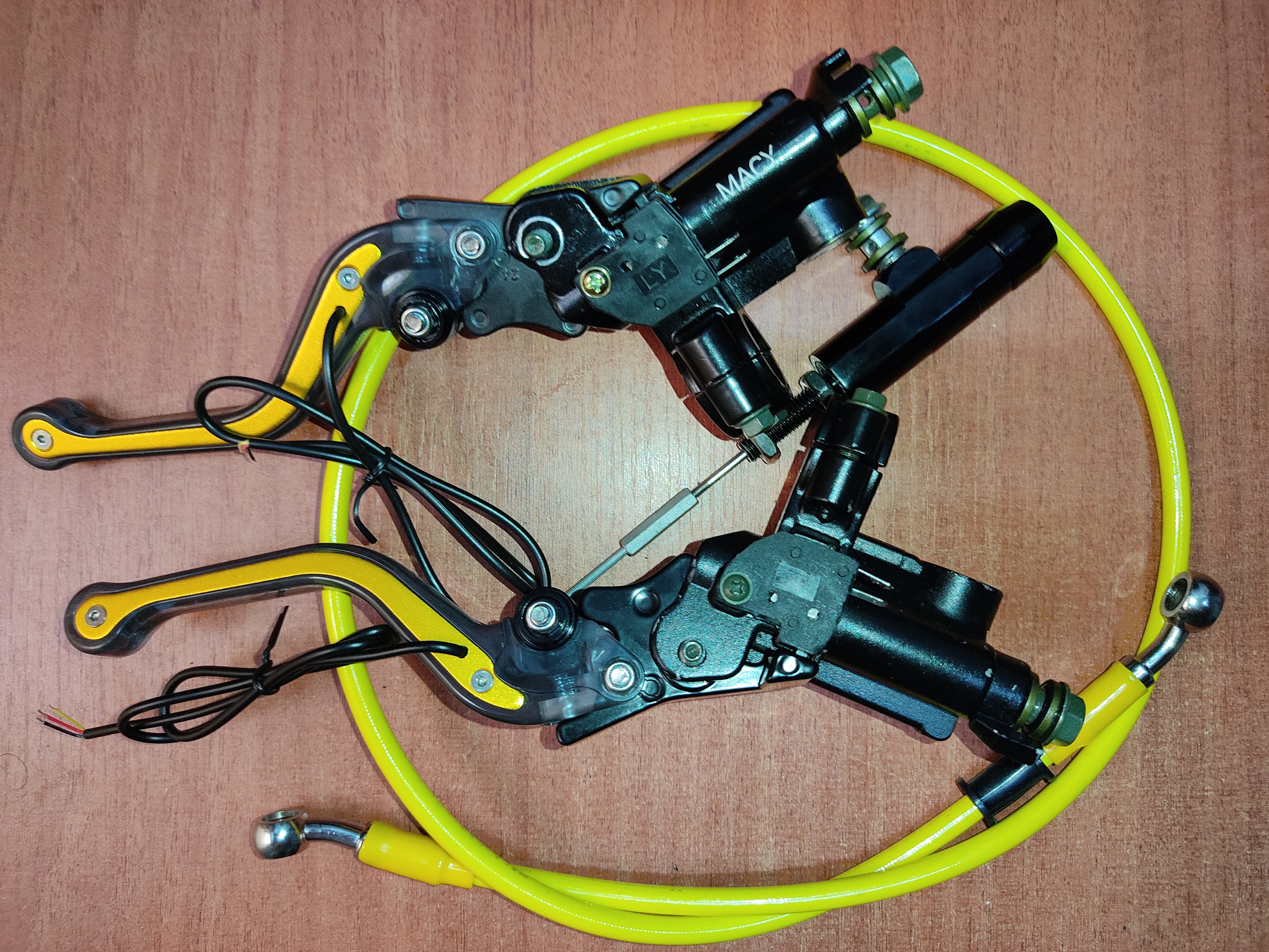 Bomba de freno delantera tipo normal negra con levas con iluminación led